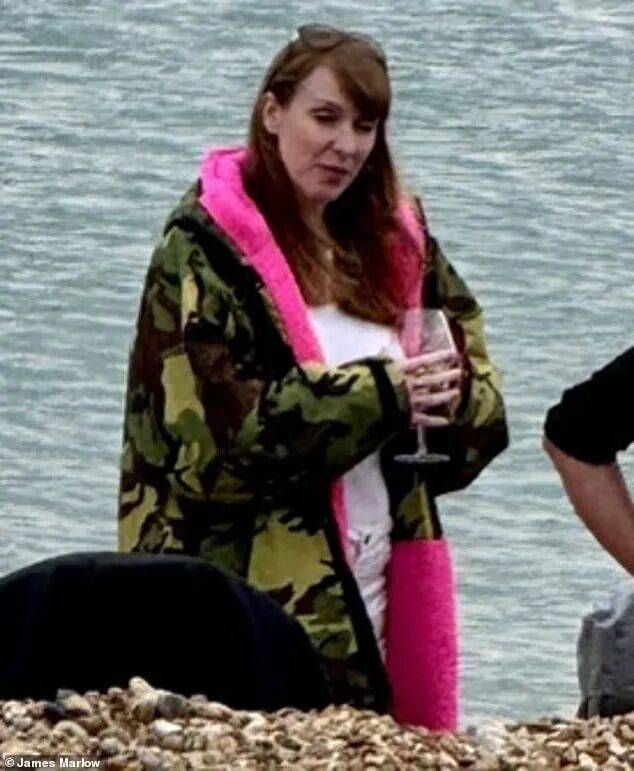 金正恩女儿首登国际舞台<strong></p>
<p>币安app下载</strong>,引爆接班传闻!英国首相被架空,工党内斗成全武行…