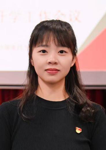 “民兵方队中一眼就认出了她<strong></p>
<p>币安app下载</strong>，我们的陈老师！”