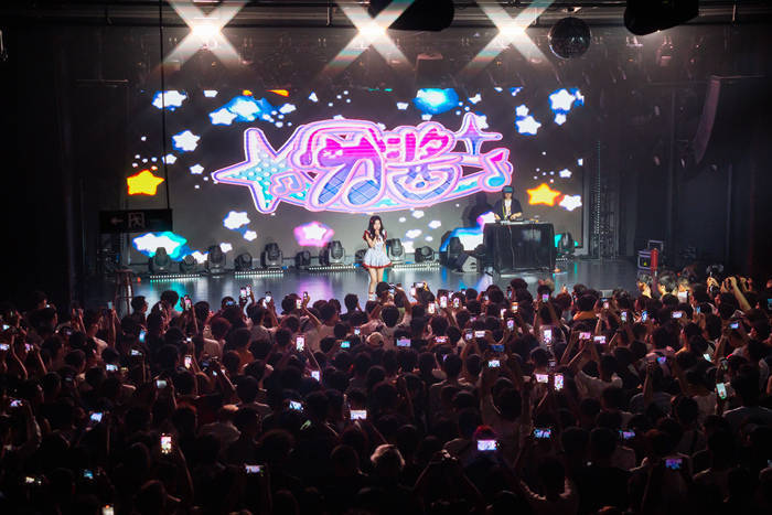 明星不够用了<strong></p>
<p>币安app下载</strong>,网红“接管”演唱会