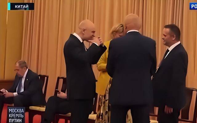 在普京下榻住所<strong></p>
<p>币安网</strong>，拉夫罗夫询问“拉布布在哪”