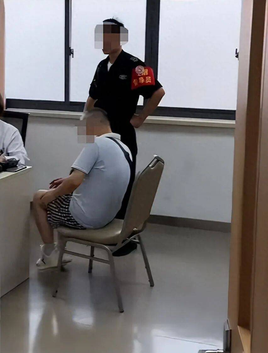 网友称在上海同济医院就诊，遇保安带患者强行插队！皮肤科：已关注到相关视频，将了解情况