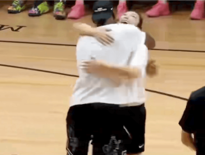 1米82的李梦与詹姆斯拥抱<strong></p>
<p>币安网</strong>,两人合做经典动作!网友:这波追星太成功