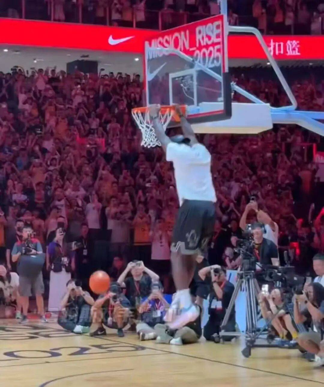 1米82的李梦与詹姆斯拥抱<strong></p>
<p>币安网</strong>,两人合做经典动作!网友:这波追星太成功