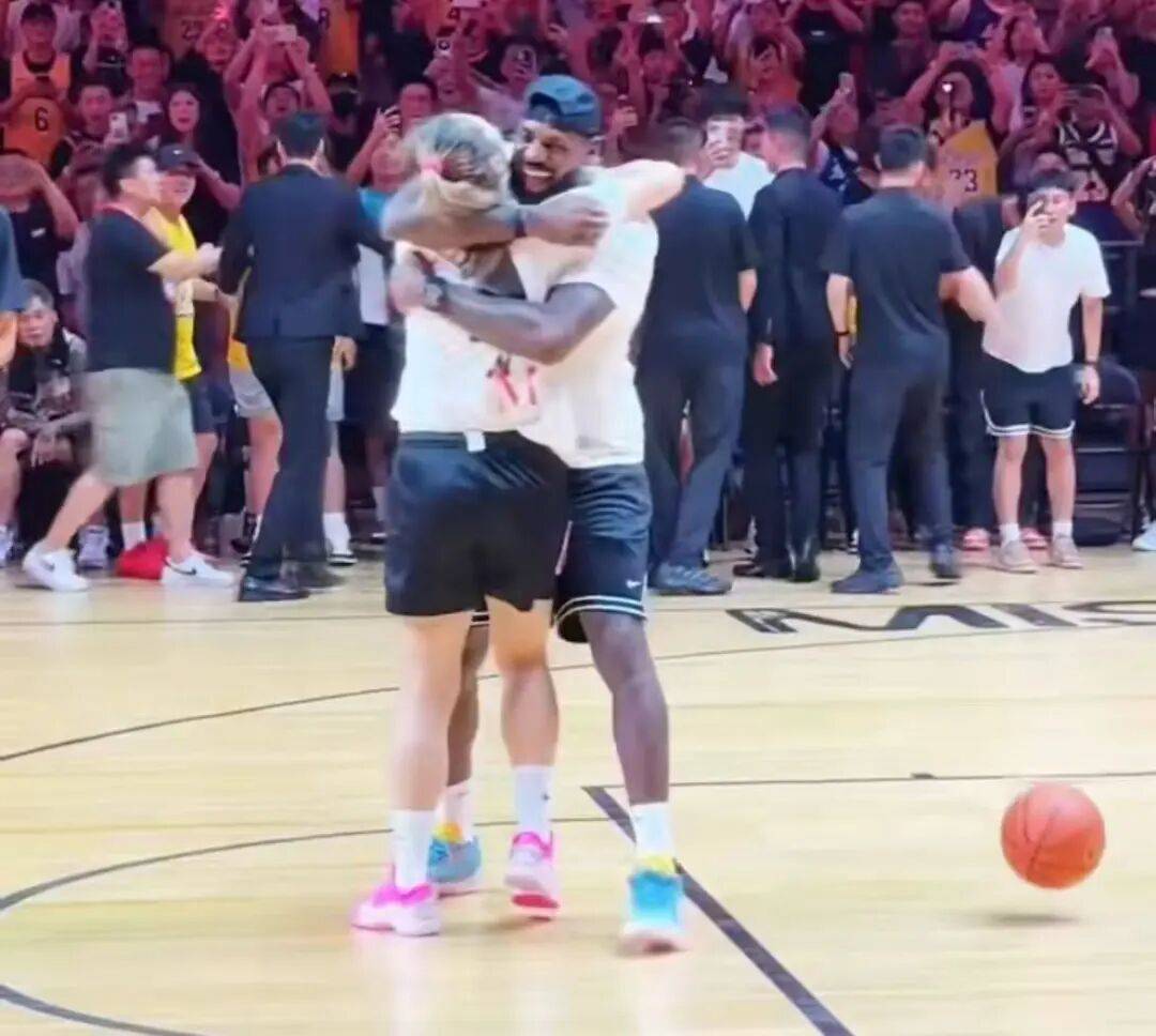 1米82的李梦与詹姆斯拥抱<strong></p>
<p>币安网</strong>,两人合做经典动作!网友:这波追星太成功