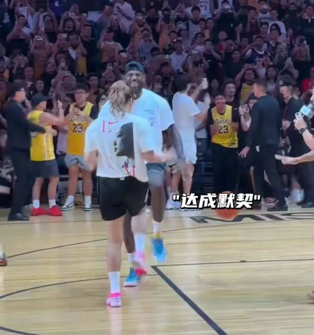 1米82的李梦与詹姆斯拥抱<strong></p>
<p>币安网</strong>,两人合做经典动作!网友:这波追星太成功