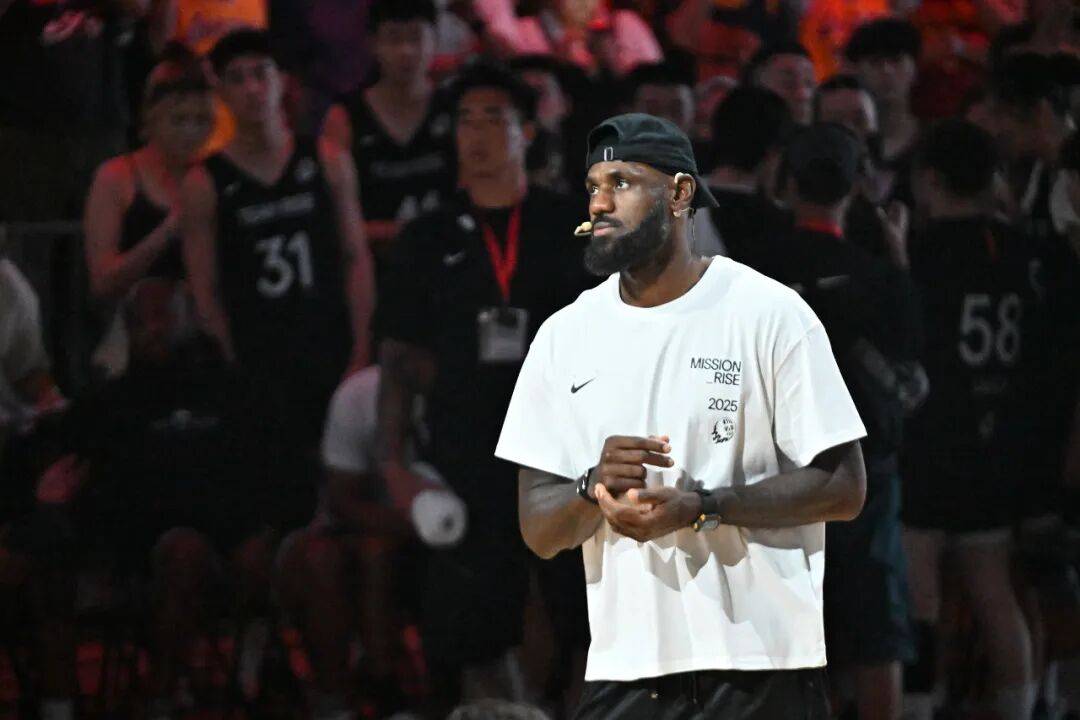 1米82的李梦与詹姆斯拥抱<strong></p>
<p>币安网</strong>,两人合做经典动作!网友:这波追星太成功