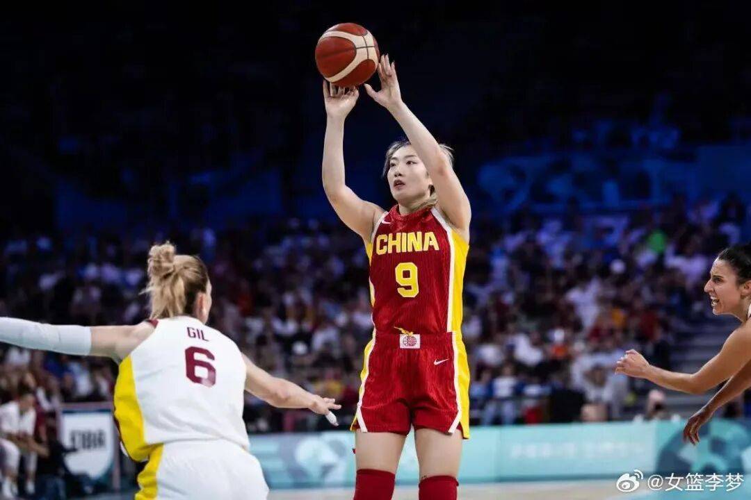 1米82的李梦与詹姆斯拥抱<strong></p>
<p>币安网</strong>,两人合做经典动作!网友:这波追星太成功