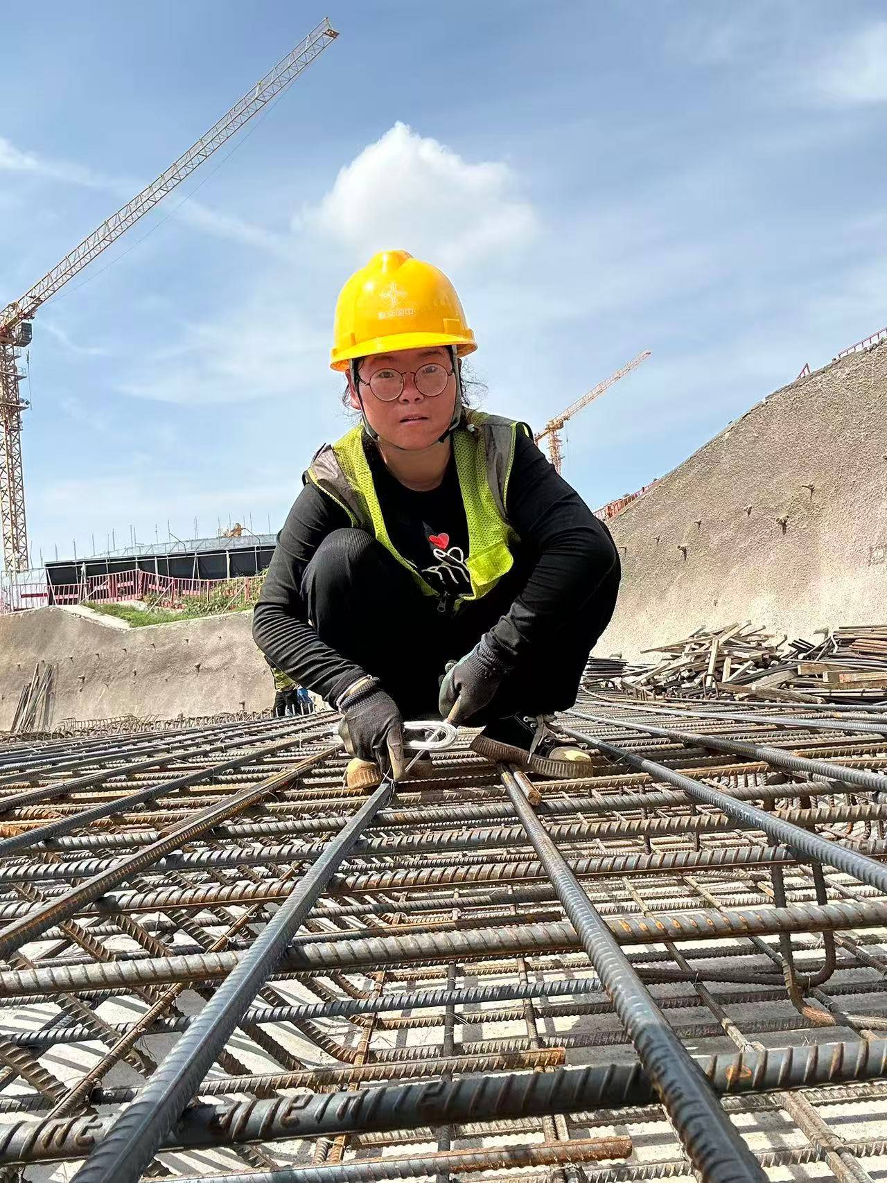 00后女孩工地绑钢筋5年成家里经济支柱：汗水流进眼睛特别疼<strong></p>
<p>币安创始人</strong>，工友让我干轻松的活