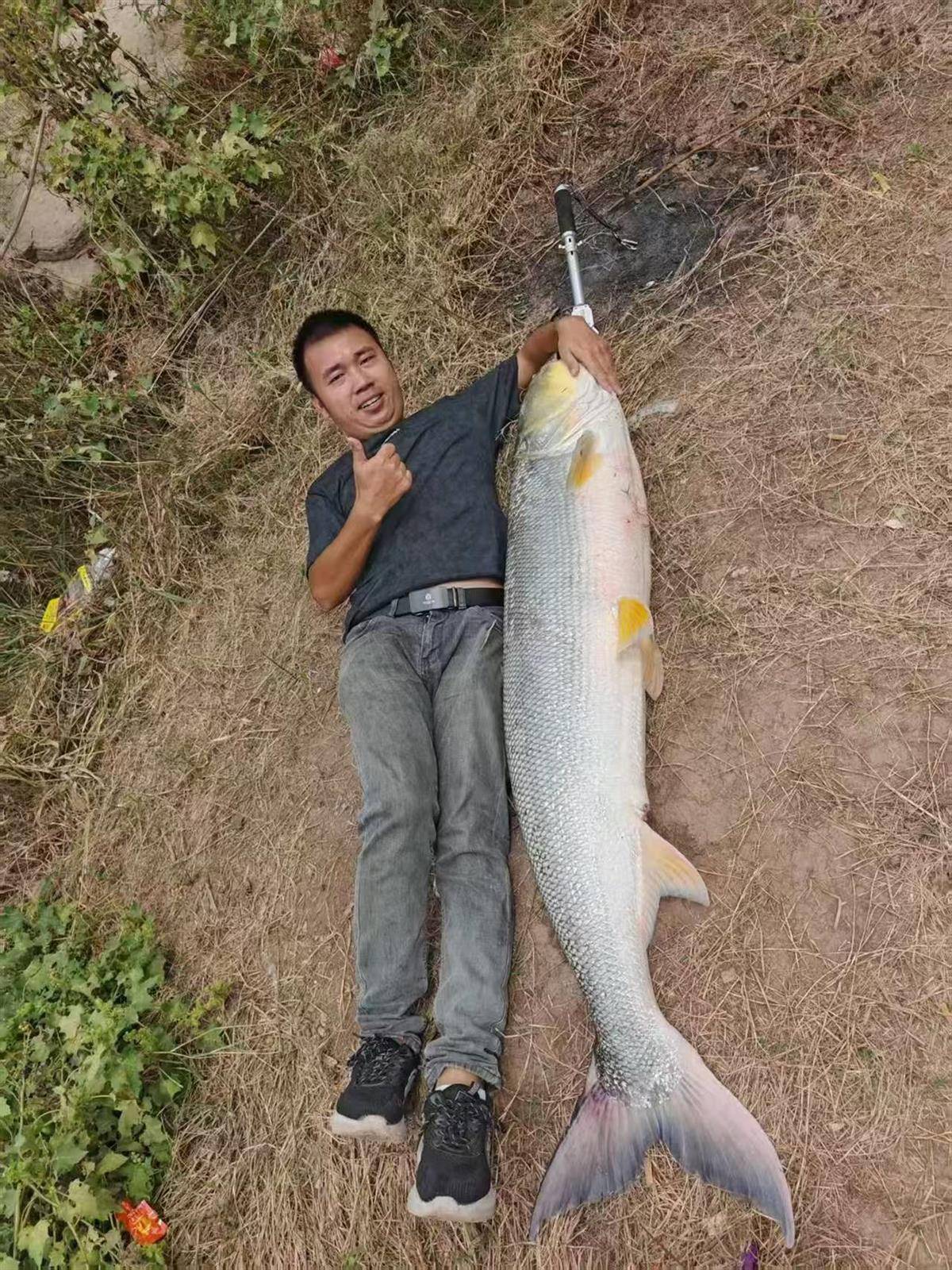 重庆一男子钓上79斤鳡鱼后<strong></p>
<p>币安创始人</strong>,背着鱼在闹市当“显眼包”穿行20分钟,本人:有1.64米长