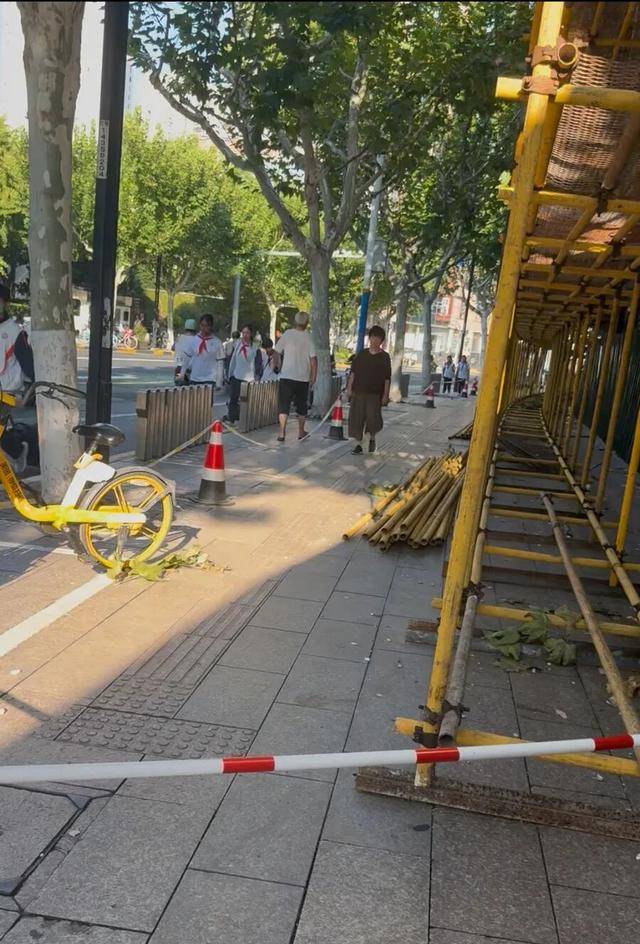 事发上海校门口!学生上学像闯关:夹缝中慢慢腾挪<strong></p>
<p>币安创始人</strong>,与非机动车迎面对冲…家长担忧:何时是头