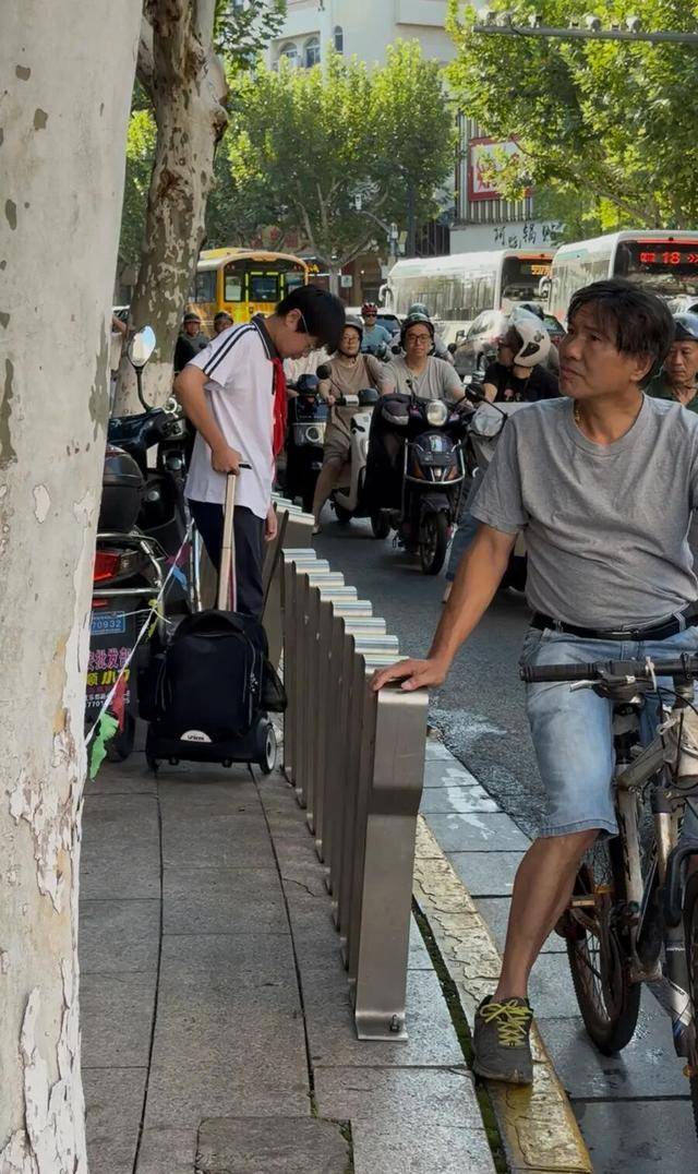 事发上海校门口!学生上学像闯关:夹缝中慢慢腾挪<strong></p>
<p>币安创始人</strong>,与非机动车迎面对冲…家长担忧:何时是头