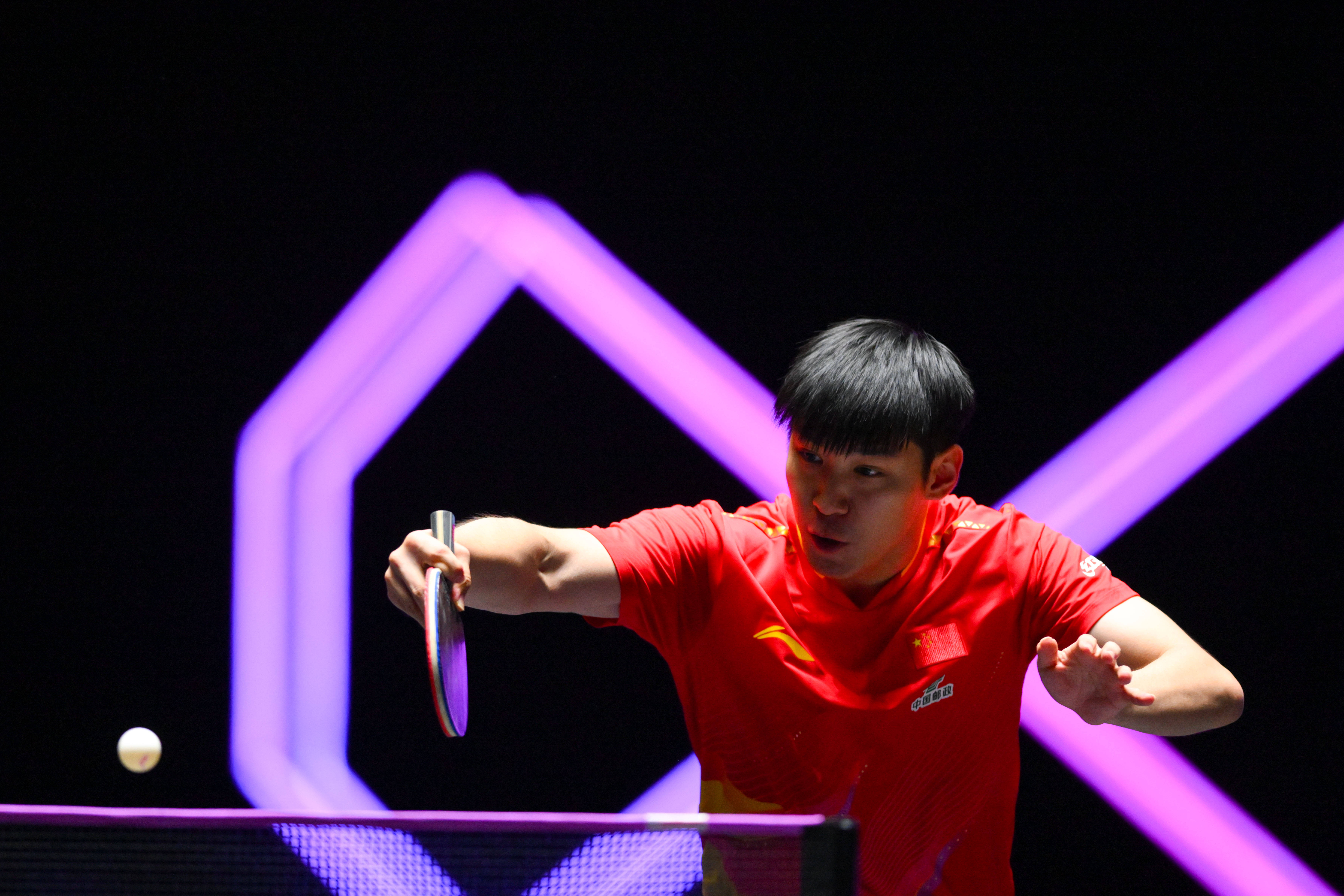 （体育）乒乓球——WTT澳门冠军赛：薛飞淘汰张本智和 晋级男单16强