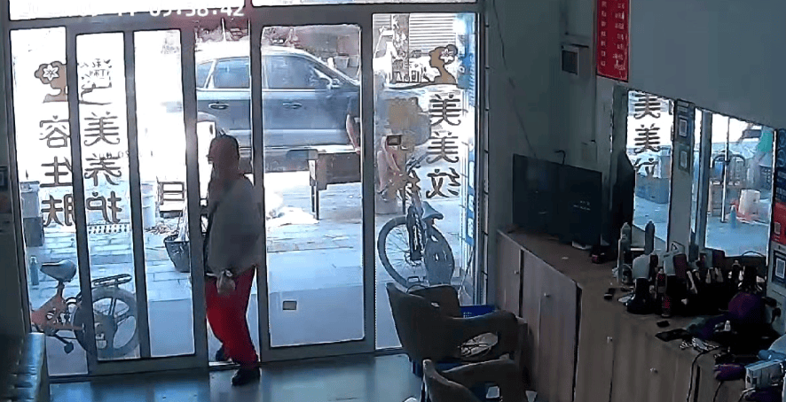 浙江一店主允许大妈门口摆摊<strong></p>
<p>币安币</strong>，时常被大妈“投喂”蔬果：每次收摊时，都打扫得干干净净