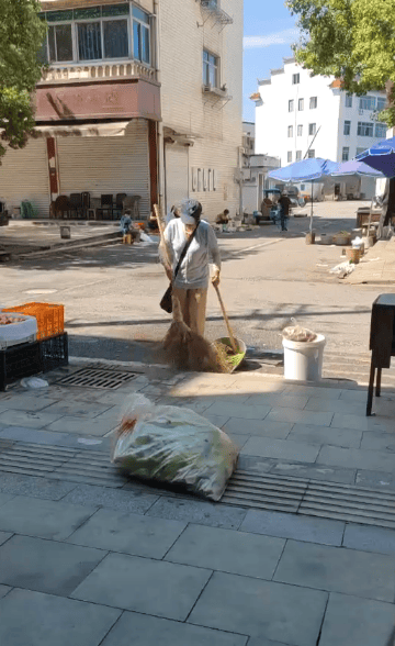 浙江一店主允许大妈门口摆摊<strong></p>
<p>币安币</strong>，时常被大妈“投喂”蔬果：每次收摊时，都打扫得干干净净