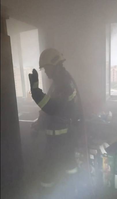 男子炖鸡后回卧室倒头就睡，醒来身边站满消防员……