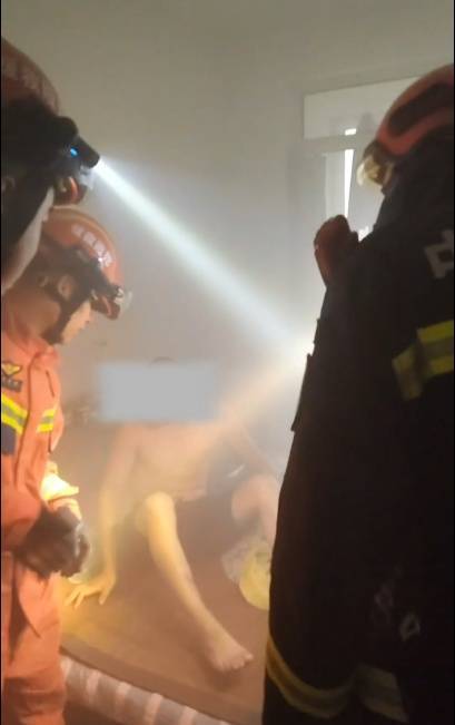 男子炖鸡后回卧室倒头就睡<strong></p>
<p>币安app</strong>，醒来身边站满消防员……