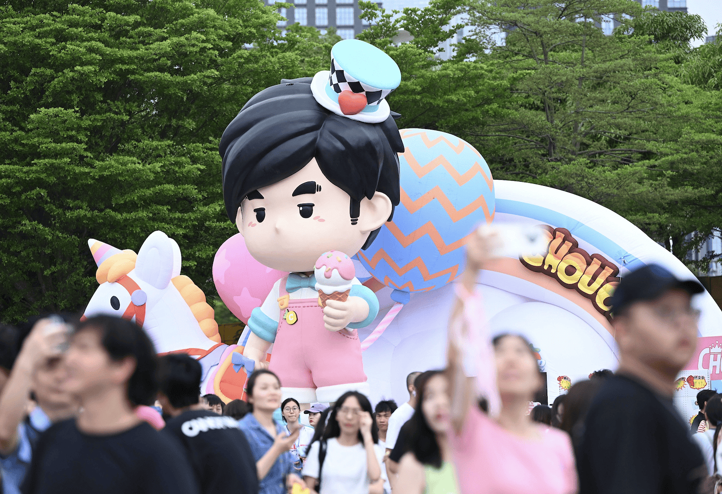 周杰伦济南演唱会一票难求<strong></p>
<p>币安app</strong>，有商家出租“写字楼观景窗”，报价最高1000元