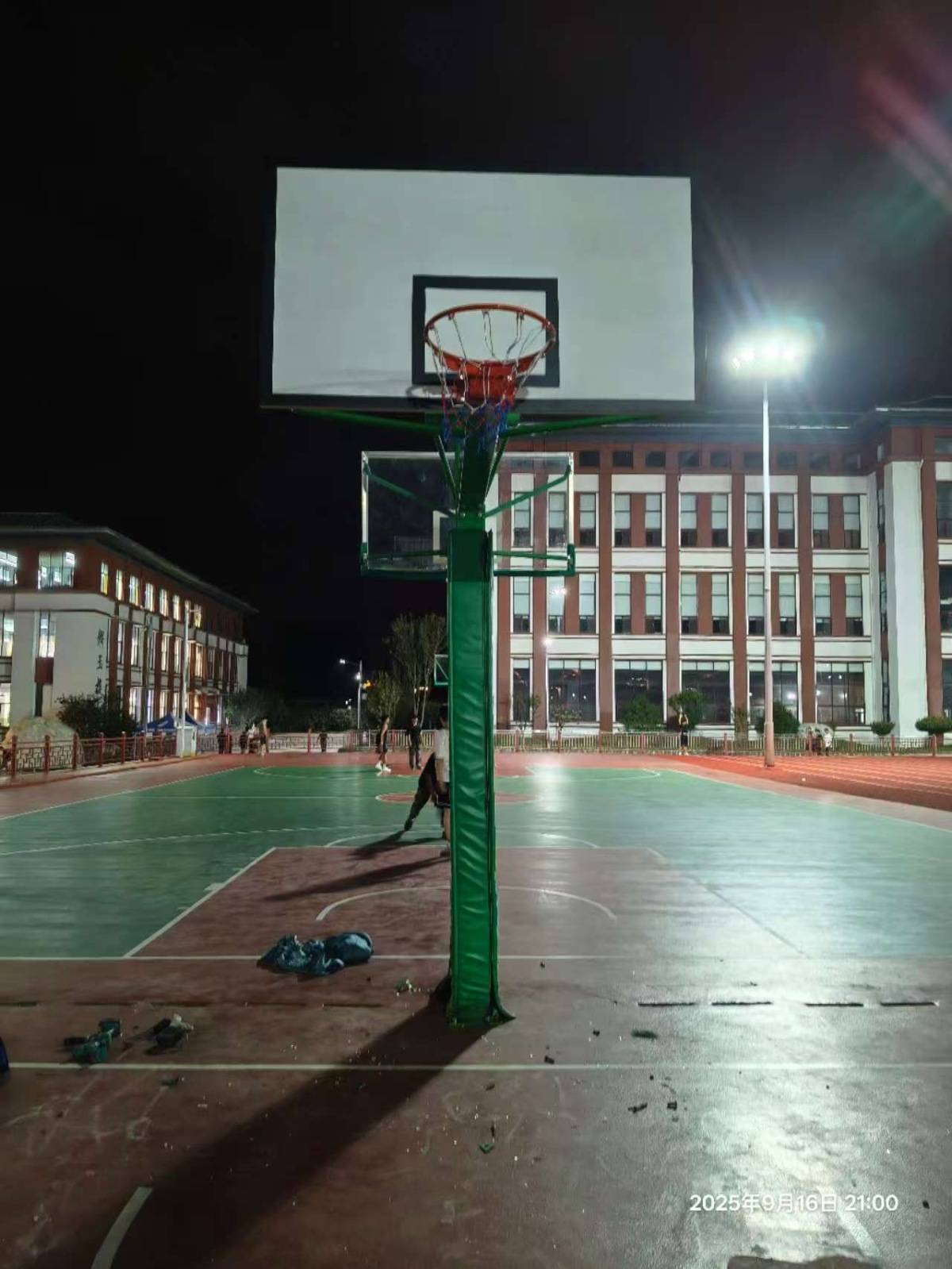 郑州178厘米大学生扣碎篮板<strong></p>
<p>币安官网网址</strong>,校方:说明弹跳力好!学校出资购买新篮板,已安装好