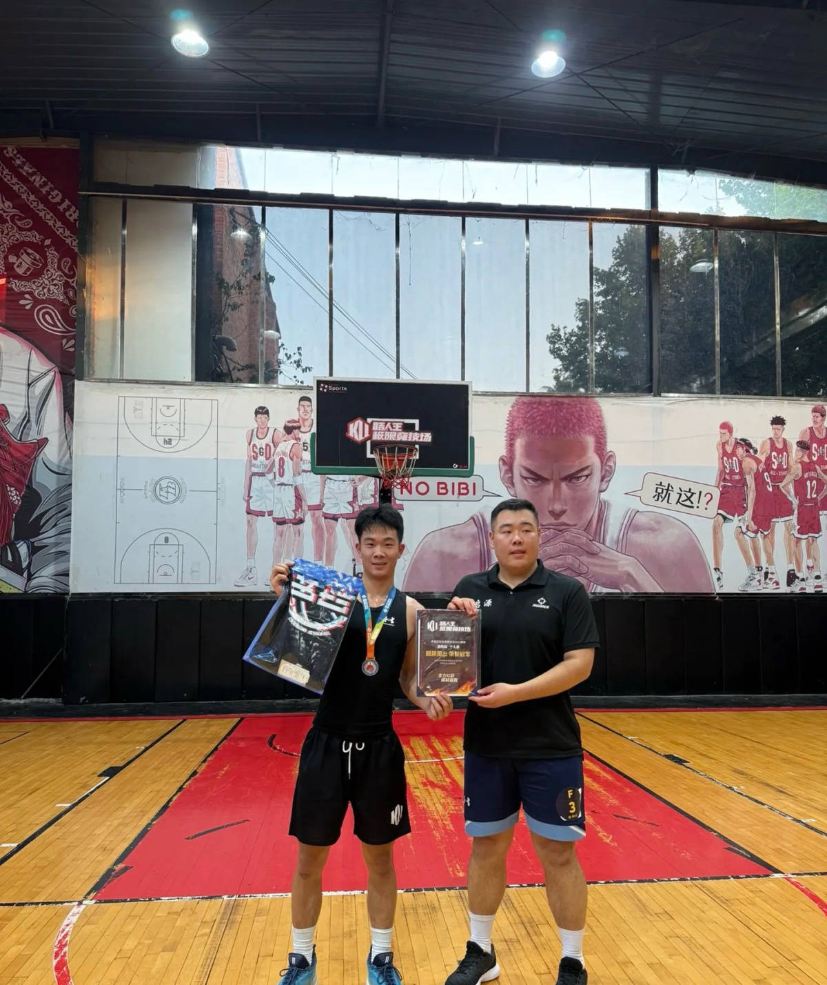 郑州178厘米大学生扣碎篮板<strong></p>
<p>币安官网网址</strong>,校方:说明弹跳力好!学校出资购买新篮板,已安装好