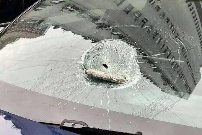 小区32楼外墙瓷砖脱落砸9车致凹陷<strong></p>
<p>币安交易所下载</strong>，居民反映情况，物业回应将交由保险公司核定处理