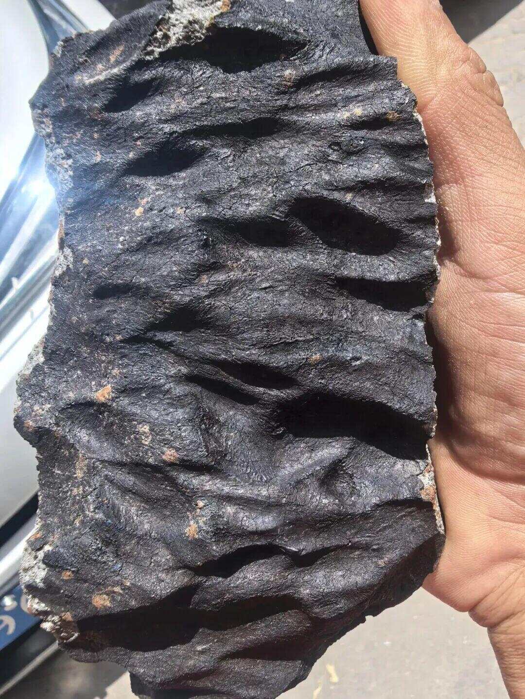 “陨石猎人”:在茂名挖出423公斤陨石;村民称此前不知有陨石<strong></p>
<p>币安交易所下载</strong>,曾见有外人来果园