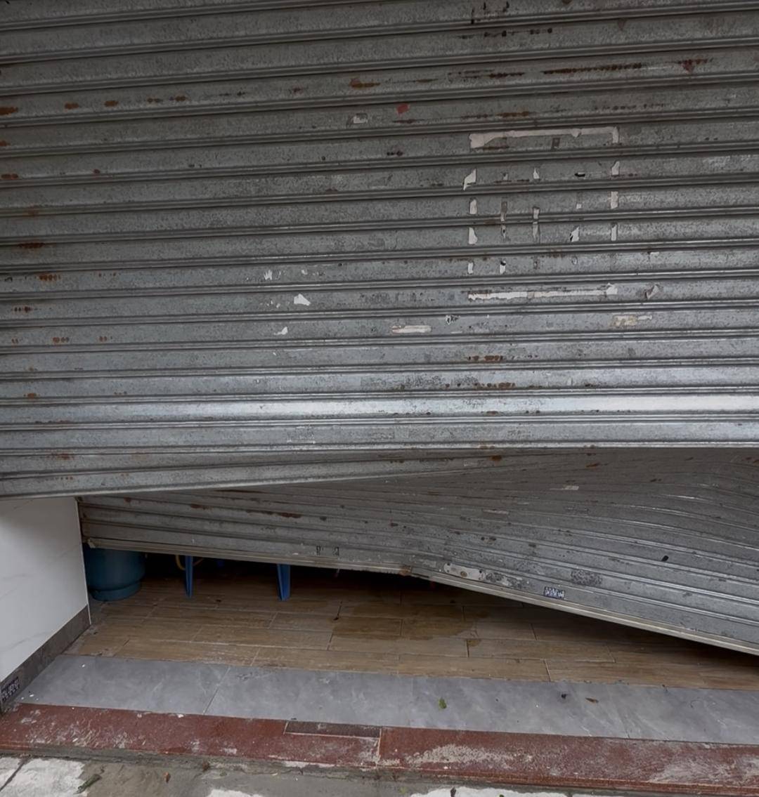 台风天珠海一司机驾越野车造浪冲破多家店玻璃，警方：行拘10日！