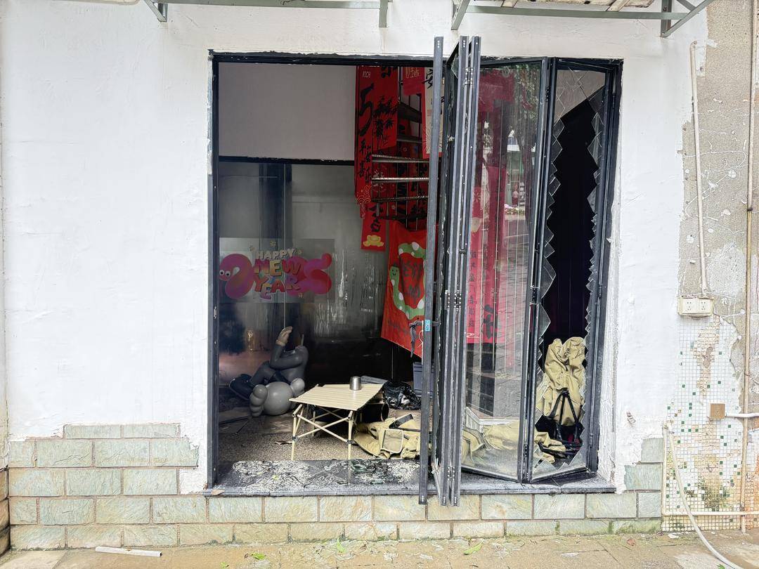 台风天珠海一司机驾越野车造浪冲破多家店玻璃<strong></p>
<p>币安钱包</strong>,警方:行拘10日!