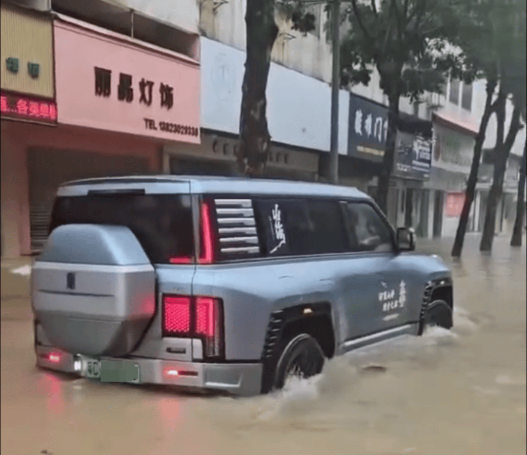 台风天珠海一司机驾越野车造浪冲破多家店玻璃<strong></p>
<p>币安钱包</strong>,警方:行拘10日!