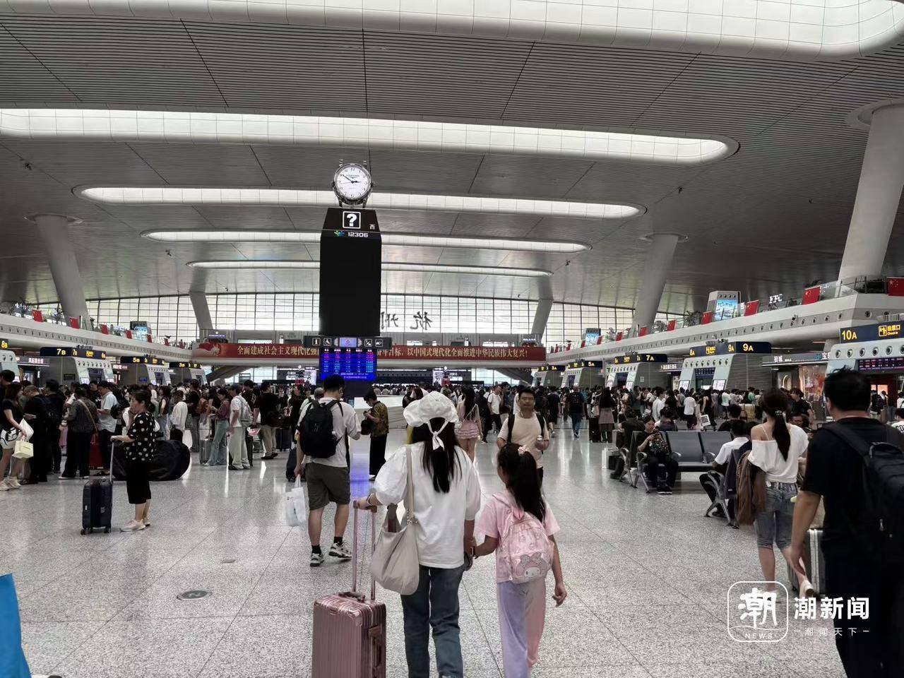 全杭州的娃都出动了？这是刚刚的火车东站<strong></p>
<p>安币</strong>！秋假大军即将席卷全国