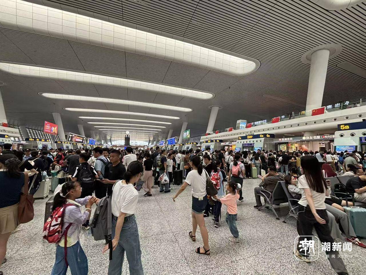 全杭州的娃都出动了？这是刚刚的火车东站<strong></p>
<p>安币</strong>！秋假大军即将席卷全国