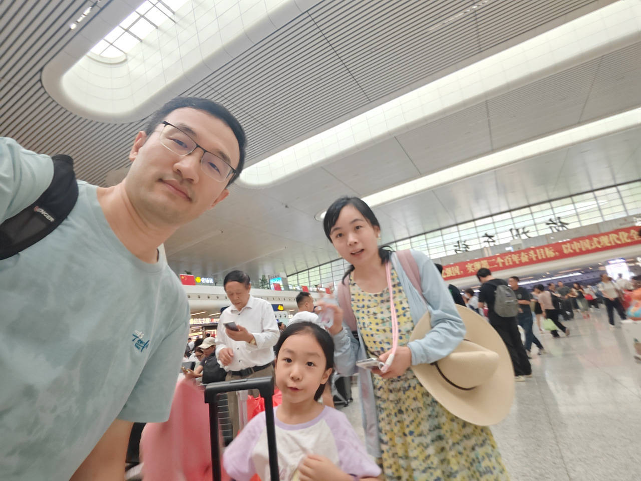 全杭州的娃都出动了？这是刚刚的火车东站<strong></p>
<p>安币</strong>！秋假大军即将席卷全国