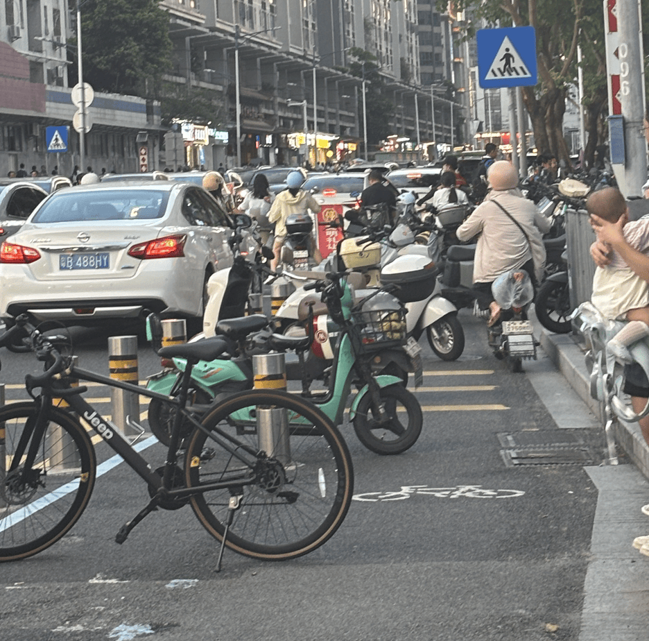 深圳一医院门口被指“举步维艰”<strong></p>
<p>安币</strong>！整治后记者实探:仍很堵