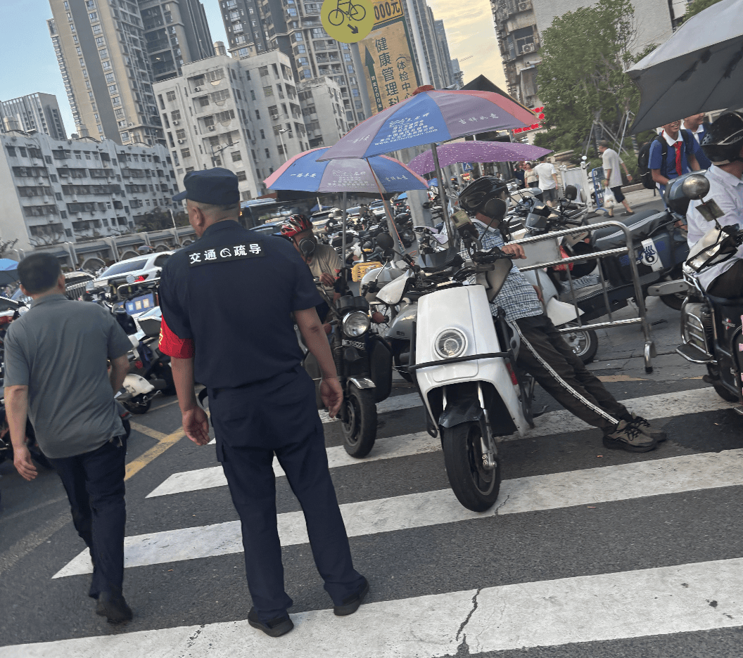 深圳一医院门口被指“举步维艰”<strong></p>
<p>安币</strong>！整治后记者实探:仍很堵