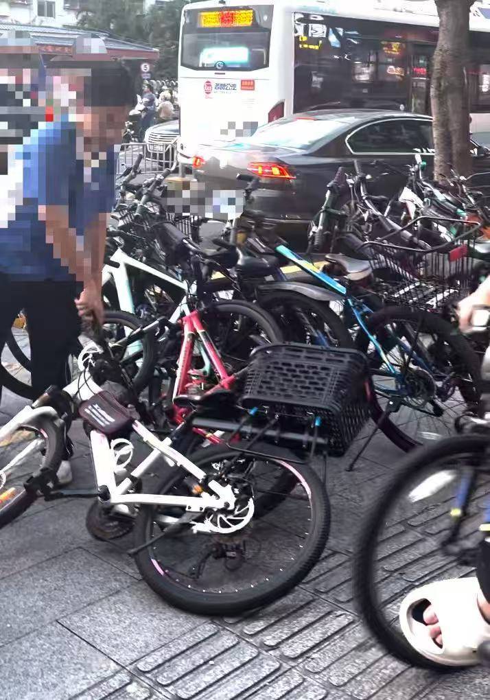 深圳一医院门口被指“举步维艰”<strong></p>
<p>安币</strong>！整治后记者实探:仍很堵