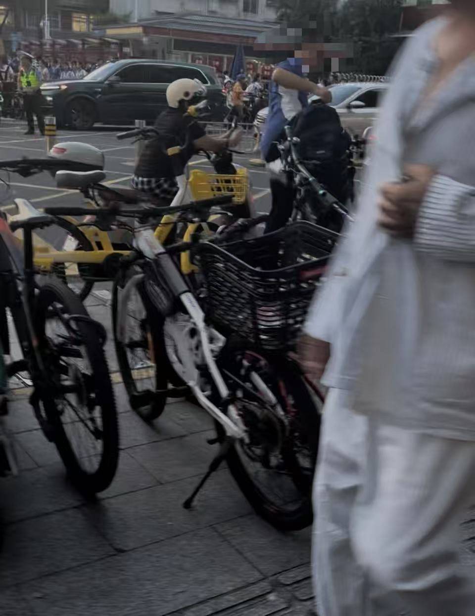 深圳一医院门口被指“举步维艰”<strong></p>
<p>安币</strong>！整治后记者实探:仍很堵