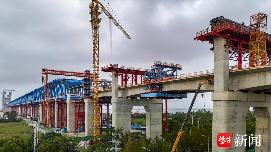 崇启公铁长江大桥南引桥高铁线跨长岛大道连续梁合拢