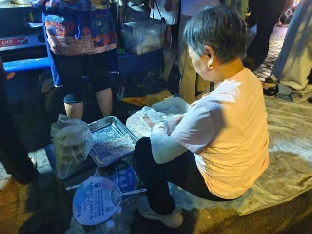 被流量砸中的“鸡排哥”:炸到中暑<strong></p>
<p>安币</strong>,每天睡三四个小时,怕辜负顾客不舍得休息