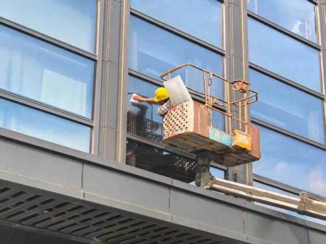 北京一座大厦楼下躺了14只鸟<strong></p>
<p>币安老板</strong>，12只已死亡！元凶竟是玻璃