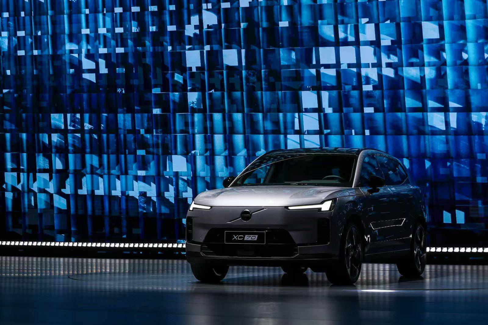 “豪华插混第一车”<strong></p>
<p>币安老板</strong>，比预售便宜3万元，26.99万元起的沃尔沃XC70能否突围？