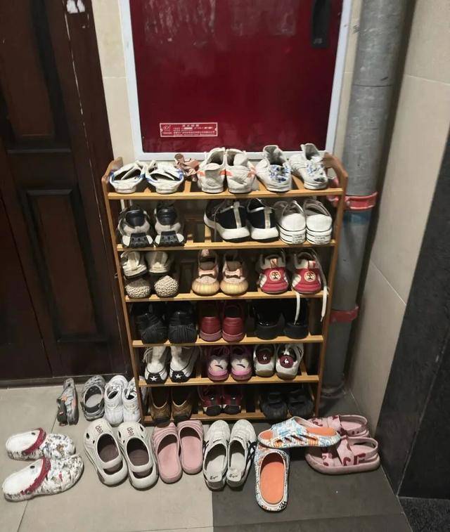 物业“不让门口放鞋子”<strong></p>
<p>币安老板</strong>,门口放鞋柜违法吗?