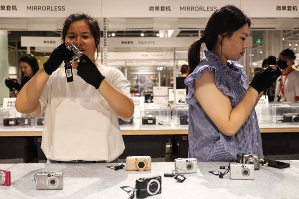 当年轻人走进二手市场：“买二手是年轻人更聪明的选择”