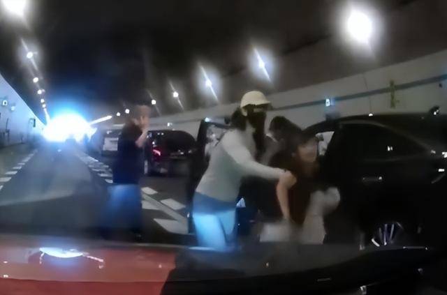 10岁男孩隧道内跪地拦车：哭得撕心裂肺<strong></p>
<p>币安网址</strong>，求人救他妈妈