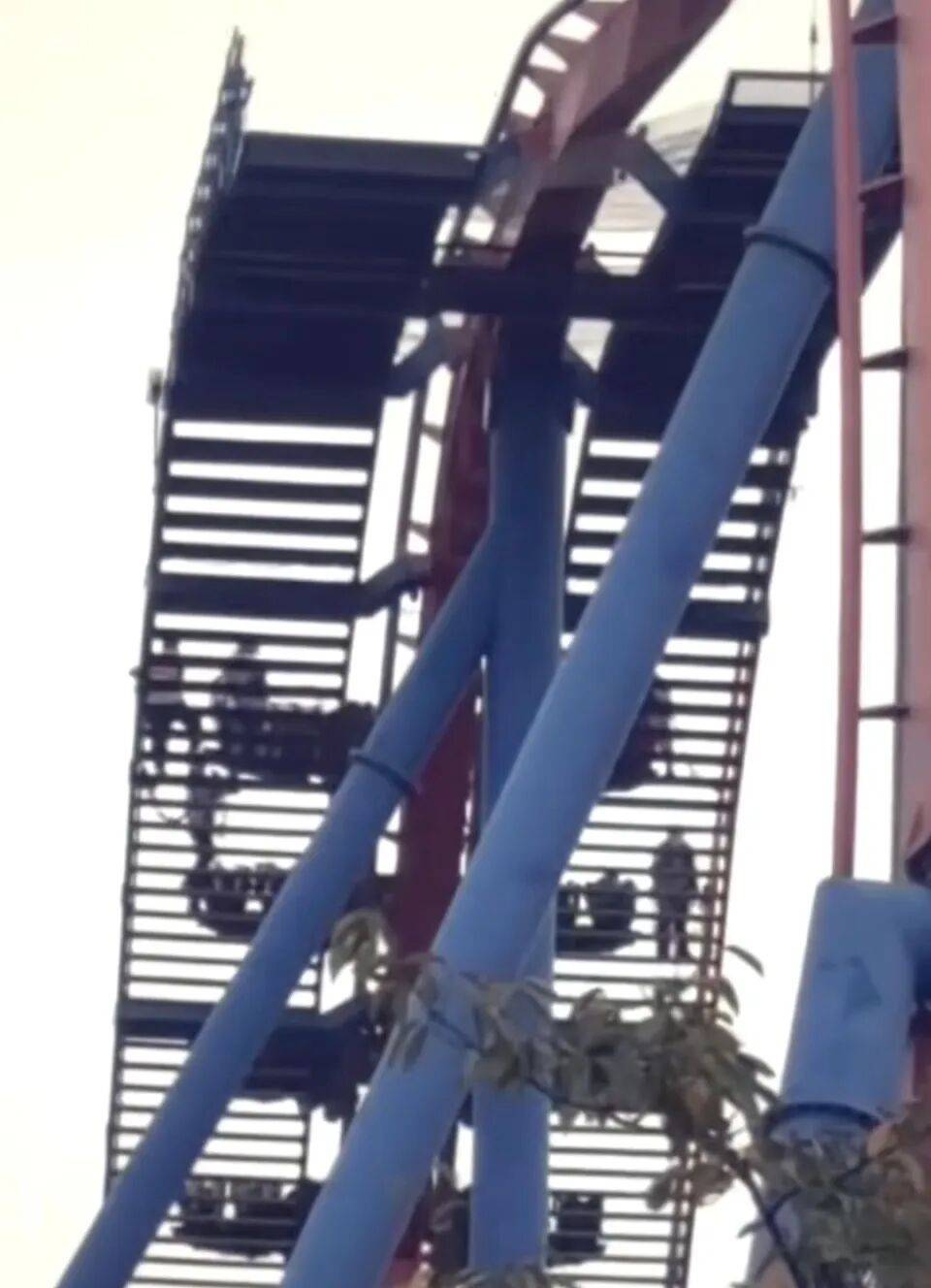 苏州一过山车运行中突然暂停<strong></p>
<p>币安网址</strong>,游客从高空扶梯步行撤离,园方回应