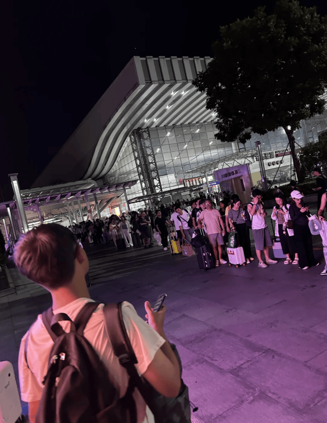 深圳北站凌晨返深被刷爆<strong></p>
<p>币安交易所官网</strong>!附近叫车超200人?别慌!公交地铁加班护送