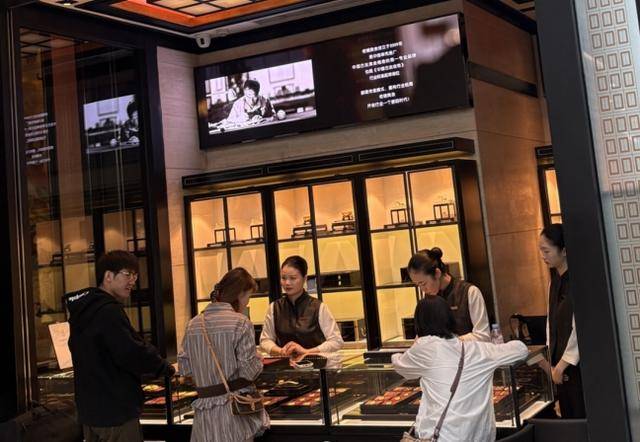 金价创历史新高！北京黄金消费“量价齐飞”<strong></p>
<p>币安交易所官网</strong>，年轻人买金饰当“理财”，买涨不买跌成共识｜华夏双节观察