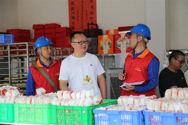 阖家团圆时，他们守护蓉城灯火