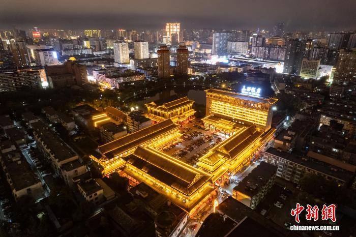 百年山西饭店夜景走红 古建新韵吸引游客